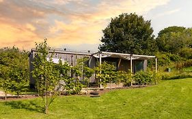 The Hive - Unique Hot Tub Cabin In Millport